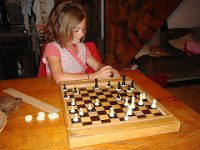 Mieux vaut s'amuser avec un jeu inventé, mixture de dames et d'échecs.